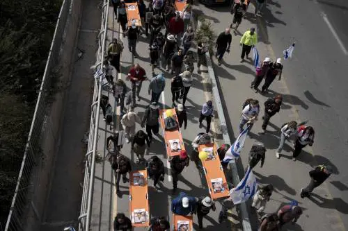 Il gioco sadico di Hamas. "Non dà i nomi dei rapiti"