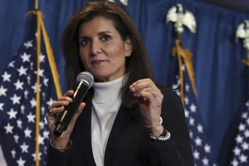 Nikki Haley vince a Washington Dc, Trump sbotta: "Cervello di gallina"