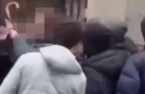 Picchetto per impedirgli l'entrata a scuola. E il professore si fa largo con l'ombrello