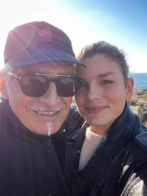 "Ti dedico tutto papo. La vita è str.... ma io di più". Emma e il pensiero al padre scomparso