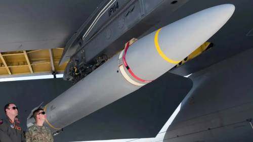 Il B-52H, le navi e il missile ipersonico: gli Usa preparano un segnale per la Cina