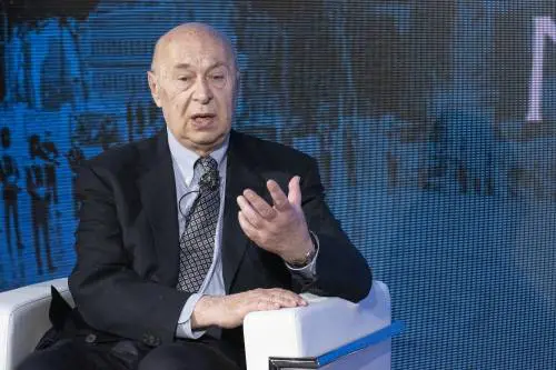 “Potrebbe donare i soldi all’Anpi”. Mieli sferza l’attore che interpreta Mussolini 