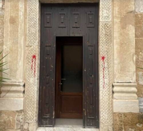 Brindisi, vernice rossa e scritta "Palestina" sui muri della chiesa