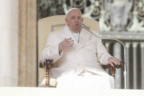 Papa Francesco, la bronchite non dà tregua. "Non posso leggere bene"