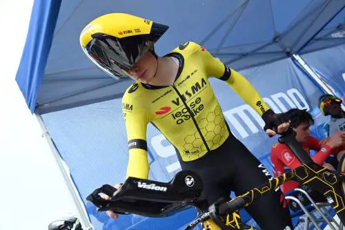 Ciclismo, dietrofront sui "caschi spaziali": cosa succede