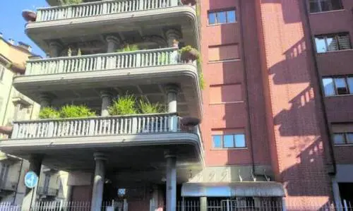 Il doppio festino, le ragazze e il crack. Il racket gestito dalla trans
