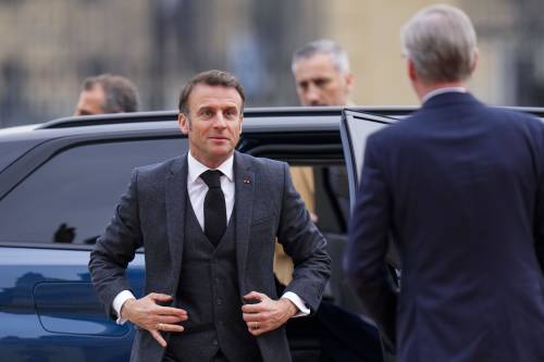 Macron, missione sull'isola dell'inferno