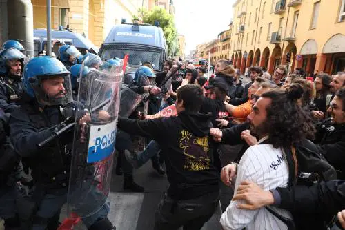 Scontri durante lo sgombero di Bologna