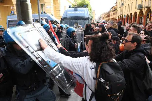 Scontri a Bologna durante lo sgombero dell'Istituto Santa Giuliana 