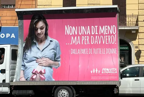 "È immondizia". Il manifesto pro vita manda in crisi dem e femministe