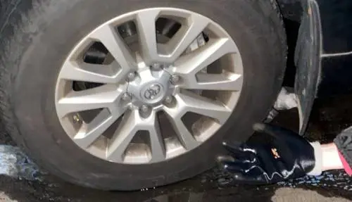"Non sei tu, è la tua auto". Blitz degli ecovandali: sgonfiate (ancora) le gomme ai suv