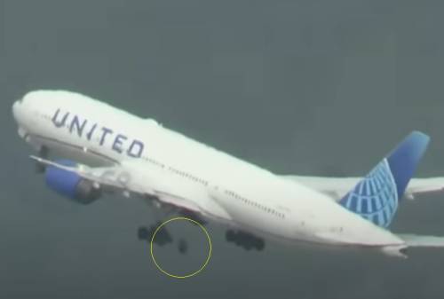 Il pneumatico del Boeing 777 cade dopo il decollo: il video choc