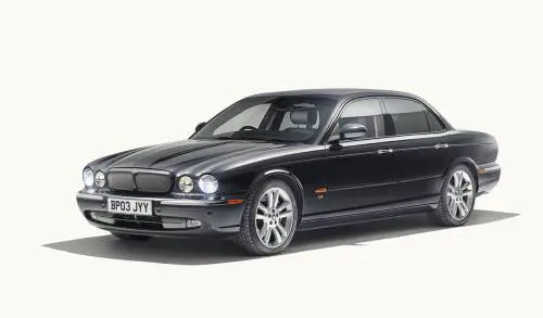 Jaguar XJ (X350), l’ultima ammiraglia dal gusto “classico” del Giaguaro