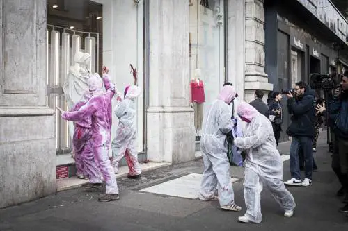 Cori, blitz e fumogeni: solito circo rosso per l'8 marzo