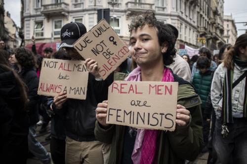Il corteo "femminista" di Milano dell'8 marzo tra slogan e vandalismo