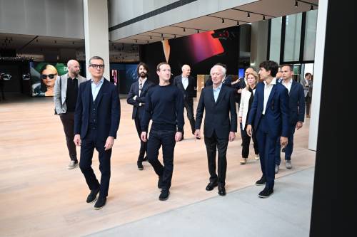 L'incontro a Milano di Leonardo Del Vecchio con Mark Zuckerberg nel maggio del 2022.