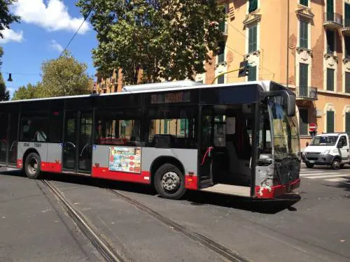 "Biglietto, prego". E gli stranieri massacrano di botte i controllori del bus