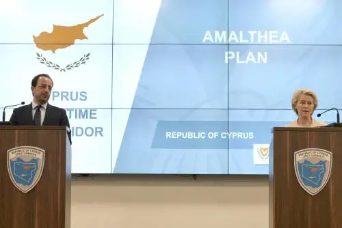 Più aiuti a Gaza, parte il corridoio via mare. Morti cinque civili per i lanci dal cielo