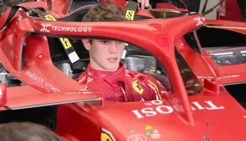 C'è un bimbo sulla Ferrari. E Ollie "gioca" a 300 all'ora