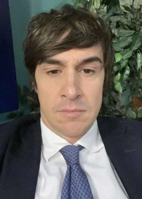 Scoppia il caso delle chat. Il portavoce si sospende