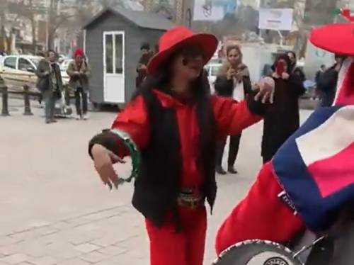 Iran, ballano per la libertà alla festa dell'8 marzo: due ragazze arrestate