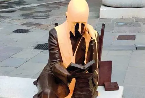 Quando i teppisti imbrattano le statue