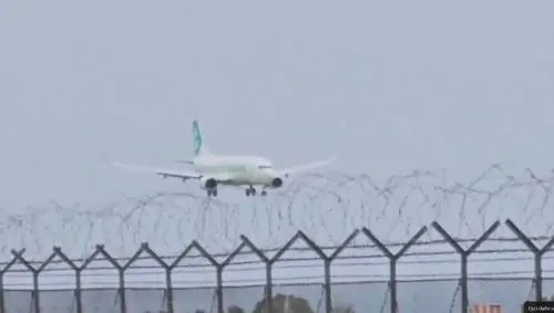 Paura in volo: il vento è troppo troppo forte e l'aereo non riesce ad atterrare - VIDEO