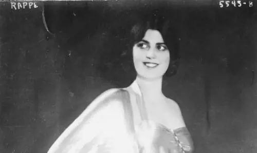 Stuprata con una bottiglia dal divo del muto: così morì la star in ascesa