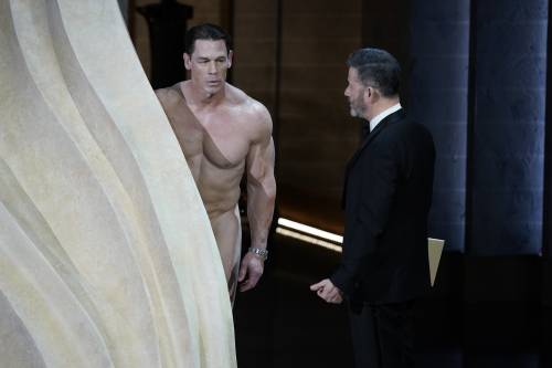 John Cena nudo agli Oscar per la consegna del premio per i Migliori Costumi