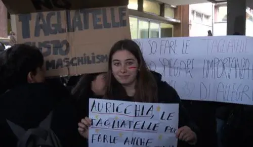 "In cucina a fare tagliatelle...", bufera sul preside per i commenti sulla guardalinee ferita