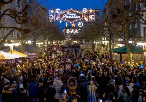 Luminarie, pubblicità e shopping: in Europa il ramadan diventa business