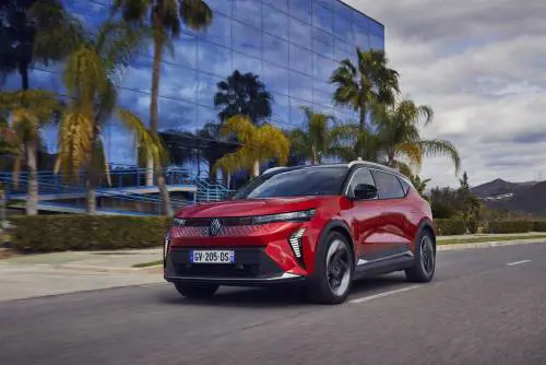 Al volante della Scenic, l'auto regina dell'anno