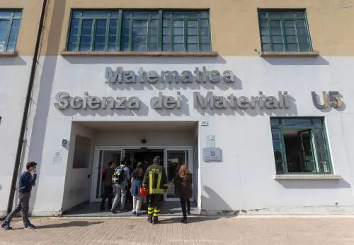 Milano, i vigili del fuoco al padiglione della Bicocca dopo la fuoriuscita di acido cloridrico