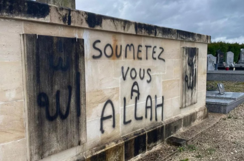 "Sottomettetevi ad Allah". In Europa torna l'odio anticristiano