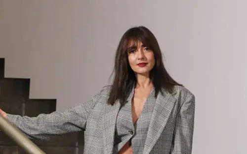 L'infortunio, lo show rinviato e la rissa social. Ambra Angiolini sbotta: "Fa ridere?" 