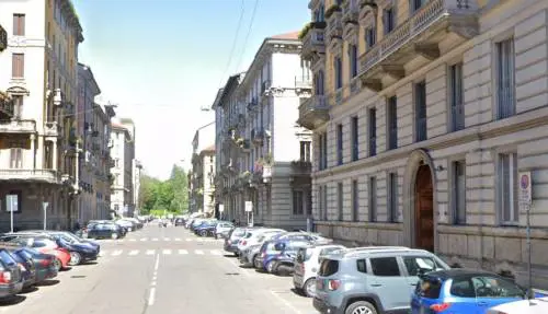 Aggredita e scaraventata a terra in pieno centro. La rapina da incubo a Milano