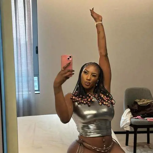 Parigi 2024, Aya Nakamura canta Piaf e la destra insorge: "Non ci rappresenta"