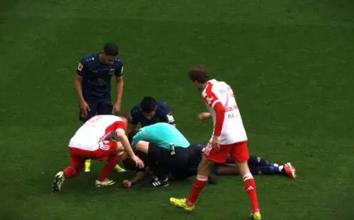 La manovra salvavita in campo: così l'arbitro ha rianimato un calciatore