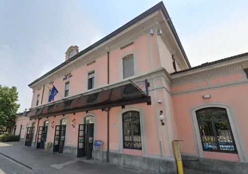 La roncola e "Allah Akbar". Straniero ancora libero di ferire 3 persone sul treno