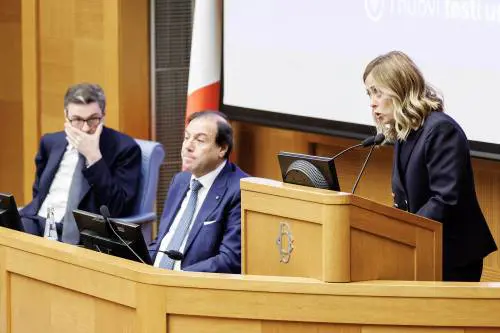 "Non dirò mai che tasse sono bellissime". Meloni punge la sinistra sul fisco