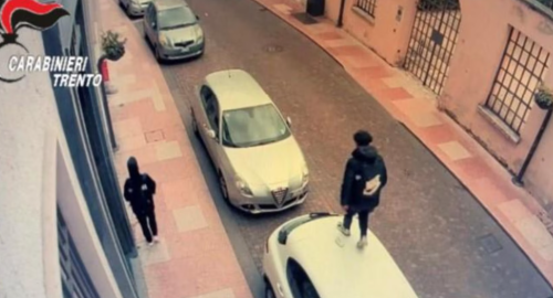 Cammina sopra le auto in sosta e tenta due furti in due giorni: la follia del tunisino