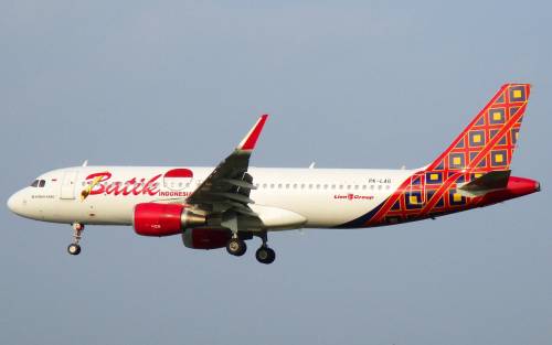 Si erano addormentati in volo per mezz'ora: sospesi due piloti della compagnia indonesiana Batik Air