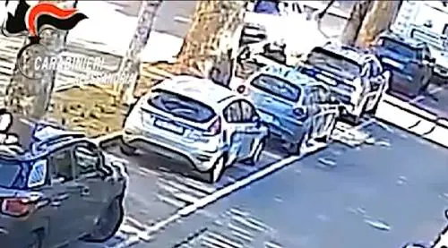 Tenta di investire una donna, poi la pesta in strada. Choc a Novi Ligure