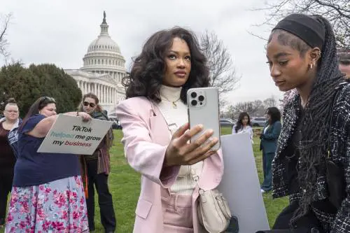 Le proteste dei tiktoker fuori dal Congresso Usa