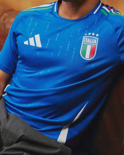 Sulla maglia azzurra ritorna il tricolore, ecco la nuova divisa della Nazionale