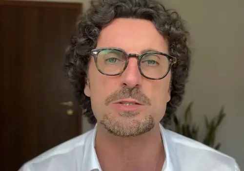 “Numero uno del vittimismo”. Toninelli insulta Meloni sul caso Boldi ma viene massacrato sui social