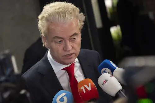 Migranti, l'Olanda si ribella. "Deroga ai trattati europei"