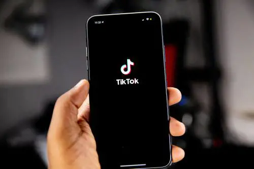 TikTok, nuove regole per gli adolescenti e più controlli per i genitori: cosa cambia