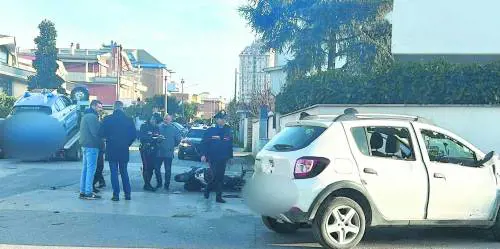 In fuga dalla polizia, si schianta e muore