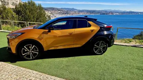 Primo contatto con la nuova C-HR Plug-in Hybrid: arriva una ventata di "premium"